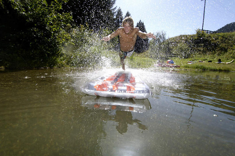 西方人,一个人,跳,笑,微笑,露齿笑,竖图,室外,白天,正面,游戏,草地,草坪,河流,水,植物,欧洲,欧洲人,仅一个男性,仅一个人,阴影,飞溅,泳裤,溅,光线,液体,影子,河水,水滴,水流,半空,玩,注视,娱乐,裸露,水珠,草,树,树木,仅一个年轻男性,蓝色,绿色,蓝天,天空,阳光,自然,天,观察,看,休闲,气垫床,生长,晴朗,成长,观看,充气床,察看,关注,喷洒,裸,万里无云,男人,男性,年轻男性,白种人,晴空,晴空万里,跳跃,玩耍,嬉戏,彩图,全身