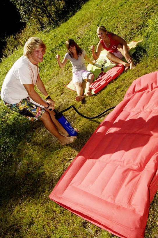 西方人,三个人,伙伴,朋友,站,坐,竖图,俯视,室外,白天,泳装,比基尼,爱情,旅游,度假,友谊,草地,草坪,美景,植物,船,纺织品,欧洲,欧洲人,弯腰,阴影,服装,装饰,光线,毛毯,毯子,影子,景观,浪漫,注视,休闲装,娱乐,设备,草,纺织,衣服,绿色,阳光,自然,垫子,交通工具,观察,看,趴着,站着,享受,休闲,温暖,温馨,休闲服,打气筒,景色,恩爱,放松,打气,恋人,充气,服饰,观看,华丽,修饰,点缀,和睦,察看,关注,自然风光,载具,装备,气垫船,弯身,衬托,美观,雅致,雅观,空气泵,设置,充气筒,友情,男人,男性,年轻男性,年轻女性,女人,女性,白种人,情侣,趴,站立,坐着,彩图,高角度拍摄,全身,三点式,泳衣,伴侣,融洽