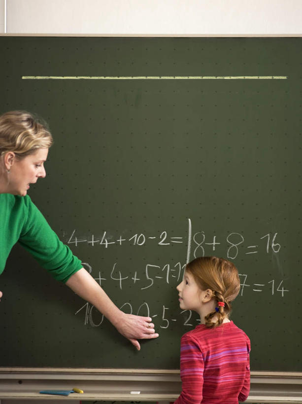 西方人,儿童,背部,两个人,学生,教师,站,说,竖图,室内,白天,正面,讨论,纯洁,欧洲,欧洲人,指,服装,笔,标志,工具,数字,文字,字符,注视,指点,休闲装,标识,小孩,衣服,粉笔,学习用品,黑板,观察,看,站着,休闲,休闲服,可爱,童年,童趣,教学,阿拉伯数字,服饰,观看,文具用品,察看,指向,关注,童真,烂漫,无邪,耐磨,白垩,教学黑板,交流,天真,女孩,女人,女性,中年女性,白种人,讲师,教授,老师,沟通,讲话,交谈,商讨,说话,谈话,站立,半身,彩图,女生