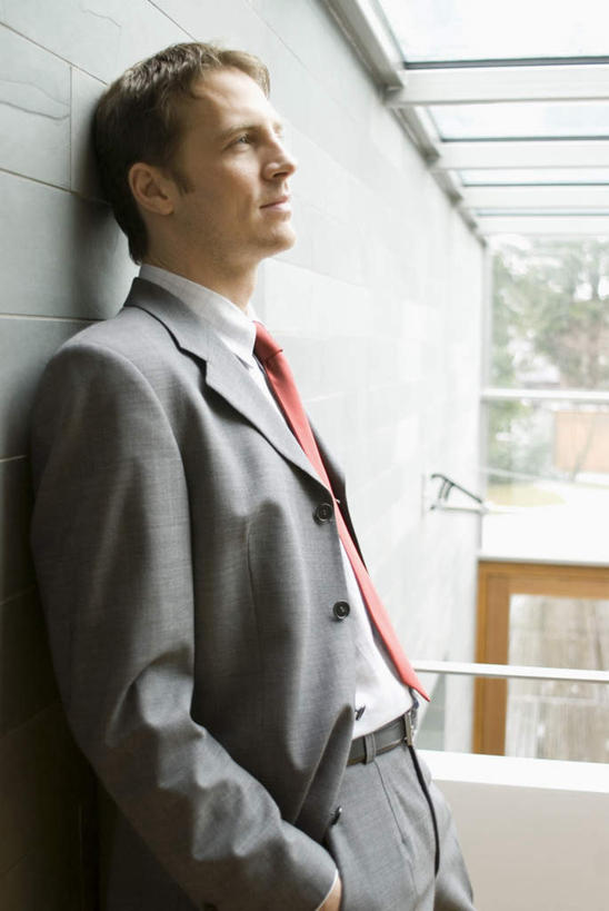 西方人,一个人,商务人士,商务男性,站,闭眼,笑,微笑,竖图,室内,白天,侧面,衬衫,欧洲,欧洲人,仅一个男性,仅一个人,仅一个中年男性,套装,墙,领带,墙壁,墙面,靠,靠着,倚靠,站着,双手插袋,倚着,象征,庄重,商务装,身份,手插袋,工薪阶层,双手抄兜,双手放兜,正式,地位,男人,男性,中年男性,白种人,白领,上班族,闭眼睛,闭着眼,闭着眼睛,插兜,两手抄兜,两手放兜,手插兜,手放口袋,站立,半身,彩图,衬衣,手抄兜