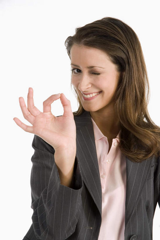 西方人,一个人,商务人士,商务女性,站,笑,微笑,露齿笑,竖图,室内,白天,白色背景,正面,满意,胜利,欧洲,欧洲人,仅一个年轻女性,仅一个女性,仅一个人,套装,注视,观察,看,手势,站着,同意,ok手势,摄影,影棚,观看,察看,关注,商务装,工薪阶层,年轻女性,女人,女性,白种人,白领,上班族,站立,半身,彩图,影棚拍摄,拍摄,同意手势