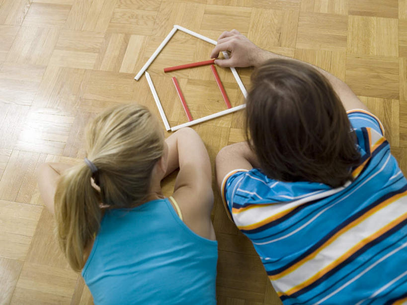 西方人,两个人,家,横图,俯视,室内,白天,爱情,地板,欧洲,欧洲人,握,服装,木棒,房屋,屋子,地面,浪漫,拿,拿着,注视,休闲装,楼房,木地板,住宅,衣服,观察,看,趴着,休闲,温暖,温馨,休闲服,恩爱,握着,恋人,服饰,观看,和睦,察看,关注,男人,男性,年轻男性,年轻女性,女人,女性,白种人,情侣,趴,半身,彩图,高角度拍摄,房子,伴侣,融洽