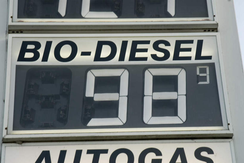 无人,横图,室外,特写,白天,仰视,静物,朦胧,模糊,英文,标志,数字,文字,字符,字母,标识,阿拉伯数字,加油站,能源,英文字母,燃料,资源,能量,汽油,燃油,彩图,低角度拍摄