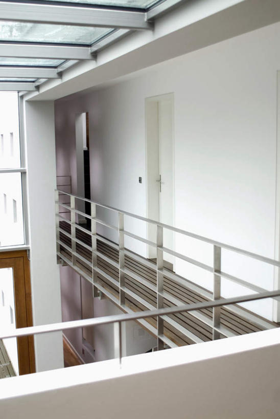 无人,栏杆,竖图,室内,白天,正面,门,墙,围栏,走道,走廊,过道,护栏,墙壁,墙面,门框,彩图