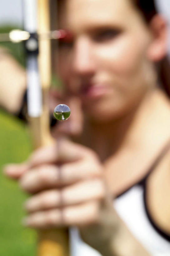 西方人,脸,头,脸颊,手,一个人,运动员,站,竖图,室外,特写,白天,正面,运动服,锻炼,旅游,度假,运动,草地,草坪,植物,欧洲,欧洲人,仅一个年轻女性,仅一个女性,仅一个人,握,服装,朦胧,模糊,拿,拿着,注视,娱乐,草,衣服,绿色,观察,看,站着,享受,休闲,手部,放松,握着,服饰,观看,察看,衣着,穿着,关注,室外运动,户外运动,衣饰,弓鞬,弓套,体育,年轻女性,女人,女性,白种人,头部,脸部,脸蛋,面部,体育运动员,运动选手,站立,半身,彩图,健身,运动装