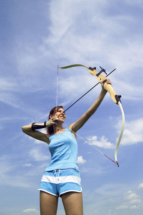 西方人,一个人,运动员,站,举,竖图,室外,白天,仰视,运动服,锻炼,旅游,度假,运动,欧洲,欧洲人,仅一个年轻女性,仅一个女性,仅一个人,握,阴影,服装,光线,影子,云,云朵,拿,云彩,拿着,注视,娱乐,衣服,蓝色,白云,蓝天,天空,阳光,天,观察,看,托,站着,享受,休闲,放松,握着,服饰,晴朗,观看,察看,衣着,穿着,关注,室外运动,户外运动,衣饰,弓鞬,弓套,年轻女性,女人,女性,白种人,晴空,体育运动员,运动选手,举起,举手,举着,向上举,向上伸,向上托,站立,半身,彩图,低角度拍摄,健身,运动装