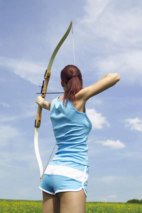 西方人,一个人,运动员,站,举,竖图,室外,白天,仰视,运动服,锻炼,旅游,度假,运动,草地,草坪,植物,欧洲,欧洲人,仅一个年轻女性,仅一个女性,仅一个人,握,阴影,服装,光线,影子,地平线,云,云朵,辽阔,地面,拿,云彩,拿着,注视,娱乐,草,衣服,蓝色,绿色,白云,蓝天,天空,阳光,天,观察,看,托,站着,享受,休闲,广阔,放松,握着,服饰,晴朗,观看,一望无际,察看,衣着,穿着,关注,室外运动,延伸,户外运动,天地相交,衣饰,无边无际,一马平川,弓鞬,弓套,年轻女性,女人,女性,白种人,晴空,体育运动员,运动选手,举起,举手,举着,向上举,向上伸,向上托,站立,半身,彩图,低角度拍摄,健身,运动装