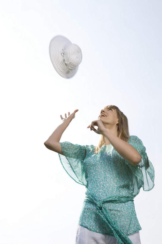 西方人,一个人,站,投,竖图,室外,白天,仰视,帽子,欧洲,欧洲人,仅一个年轻女性,仅一个女性,仅一个人,阴影,服装,光线,影子,云,云朵,云彩,注视,休闲装,衣服,蓝色,白云,蓝天,天空,阳光,遮阳帽,天,观察,看,站着,休闲,休闲服,服饰,晴朗,观看,察看,关注,年轻女性,女人,女性,白种人,晴空,抛,扔,撒,站立,掷,半身,彩图,低角度拍摄