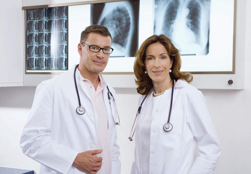 西方人,两个人,伙伴,朋友,医生,站,笑,微笑,横图,室内,白天,正面,友谊,合作,团队,欧洲,欧洲人,眼镜,注视,听诊器,观察,看,站着,医护人员,医疗人员,战略,观看,察看,医疗设备,双手插袋,白大褂,关注,医疗器械,手插袋,医疗工具,近视眼镜,双手抄兜,双手放兜,联合,合谋,检测工具,配合,协作,男人,男性,女人,女性,中年男性,中年女性,白种人,大夫,插兜,两手抄兜,两手放兜,手插兜,手放口袋,站立,半身,彩图,手抄兜