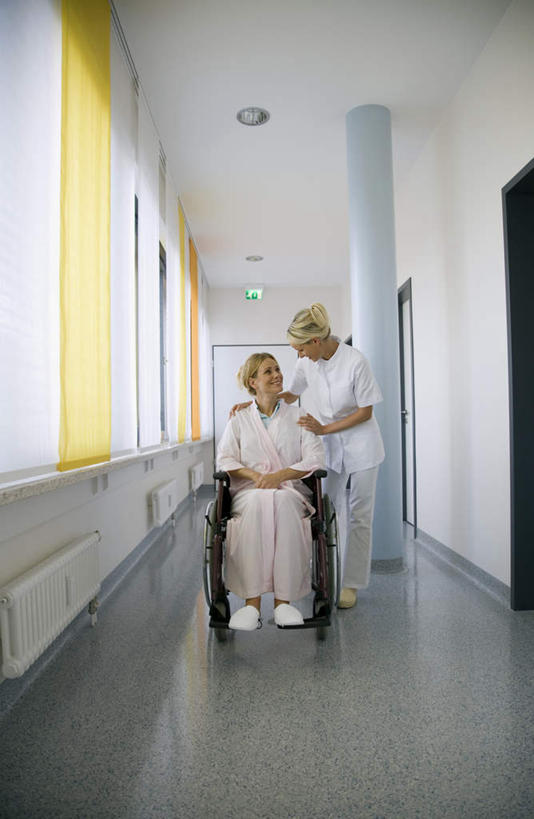 西方人,两个人,病人,护士,站,坐,笑,说,微笑,露齿笑,竖图,室内,白天,正面,欧洲,欧洲人,工具,注视,轮椅,复健,观察,看,站着,康复,器械,观看,察看,医疗设备,白衣天使,关注,病患,医疗器械,残疾,残疾人,医疗工具,伤残,辅助设备,残障,弱势群体,交流,女人,女性,中年女性,白种人,患者,就医者,沟通,讲话,交谈,说话,谈话,站立,坐着,彩图,全身