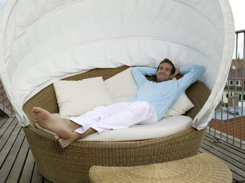 西方人,脚,脚趾,脚趾甲,脚后跟,脚背,踝,栏杆,露台,躺,笑,微笑,露齿笑,横图,室外,白天,正面,沙发,阳台,欧洲,欧洲人,服装,围栏,注视,休闲装,护栏,衣服,观察,看,休闲,休闲服,服饰,观看,察看,关注,布艺沙发,白种人,脚底,脚指甲,躺着,彩图,全身,露天阳台