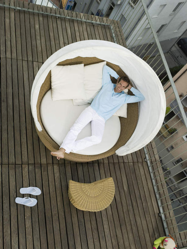 西方人,脚,脚趾,脚趾甲,脚后跟,脚背,踝,栏杆,露台,躺,笑,微笑,露齿笑,竖图,俯视,室外,白天,沙发,阳台,欧洲,欧洲人,服装,围栏,注视,休闲装,护栏,衣服,观察,看,休闲,休闲服,服饰,观看,察看,关注,布艺沙发,白种人,脚底,脚指甲,躺着,彩图,高角度拍摄,全身,露天阳台