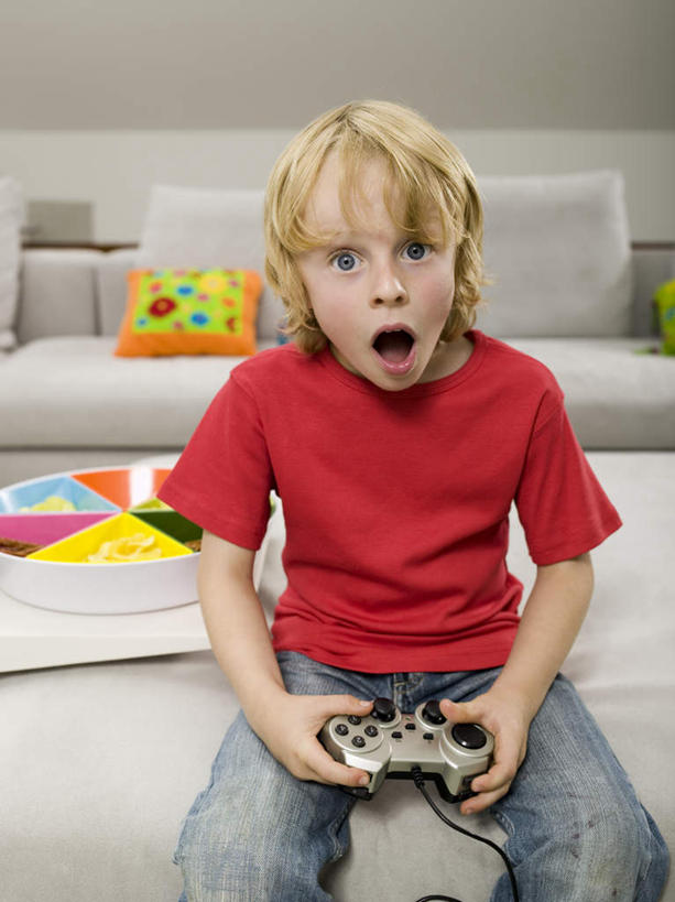 西方人,儿童,一个人,客厅,坐,竖图,室内,白天,正面,游戏,纯洁,靠垫,沙发,欧洲,欧洲人,仅一个男性,仅一个人,服装,靠枕,玩,注视,休闲装,娱乐,小孩,衣服,抱枕,枕头,观察,看,张嘴,仅一个小孩,休闲,休闲服,可爱,童年,童趣,服饰,游戏机,观看,察看,起居室,关注,张大嘴巴,布艺沙发,童真,烂漫,无邪,客堂,天真,男孩,男人,男性,白种人,孩子,张开嘴,玩耍,嬉戏,坐着,半身,彩图,男生