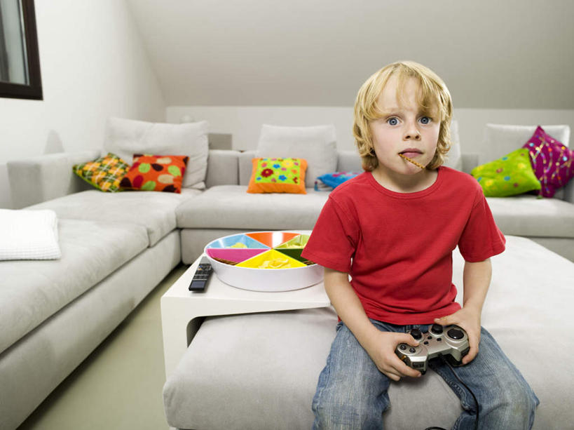 西方人,儿童,一个人,客厅,坐,横图,室内,白天,正面,游戏,纯洁,靠垫,沙发,欧洲,欧洲人,仅一个男性,仅一个人,服装,靠枕,玩,注视,休闲装,娱乐,小孩,衣服,抱枕,枕头,观察,看,仅一个小孩,休闲,休闲服,可爱,童年,童趣,服饰,游戏机,观看,察看,起居室,关注,布艺沙发,童真,烂漫,无邪,客堂,天真,男孩,男人,男性,白种人,孩子,玩耍,嬉戏,坐着,半身,彩图,男生