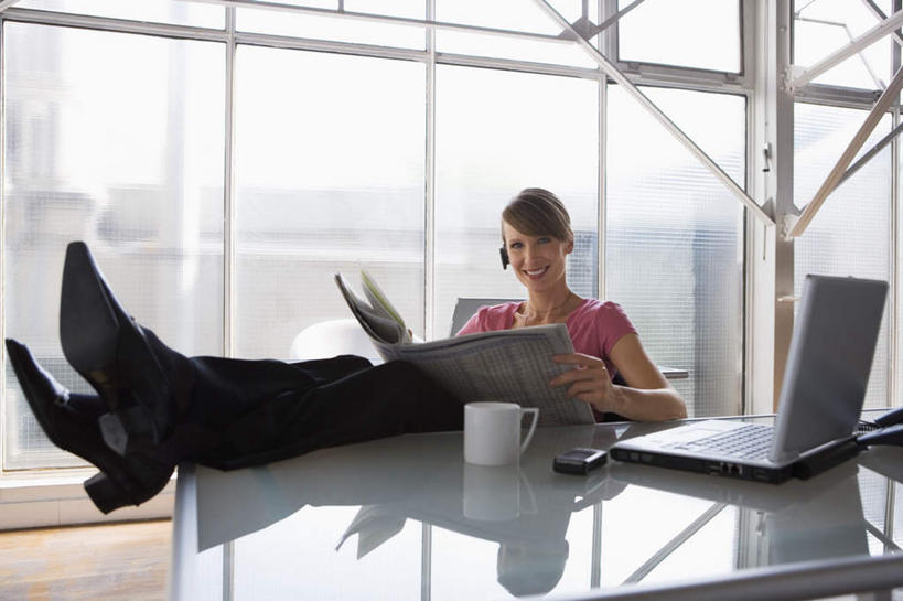 西方人,一个人,商务人士,商务女性,坐,横图,室内,白天,正面,阅读,电脑,笔记本电脑,桌子,报纸,欧洲,欧洲人,仅一个年轻女性,仅一个女性,仅一个人,学习,套装,网络,办公桌,记事本,拿,拿着,注视,通讯设备,本子,笔记本,耳机,观察,看,浏览,观看,察看,无线,关注,通信设备,商务装,无线网络,蓝牙耳机,无线上网,便携式电脑,工薪阶层,手提电脑,年轻女性,女人,女性,白种人,白领,上班族,坐着,彩图,全身