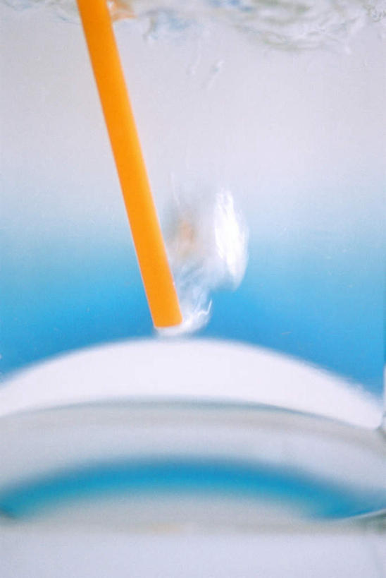 无人,竖图,室内,特写,白天,正面,静物,阴影,朦胧,模糊,反射,影子,塑料,一个,黄色,泡泡,塑料制品,吸管,单个,空心,饮管,彩图,圆柱状