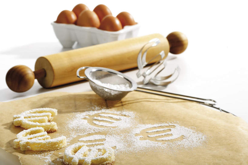 点心,无人,横图,俯视,室内,特写,白天,白色背景,下午茶,餐具,一堆,许多,堆叠,堆积,朦胧,模糊,标志,符号,擀面杖,蛋,鸡蛋,面粉,食品,甜点,甜品,欧元,筛子,食物,糕点,盘子,甜食,摄影,影棚,堆,进餐用具,烹调用具,彩图,高角度拍摄,影棚拍摄,拍摄