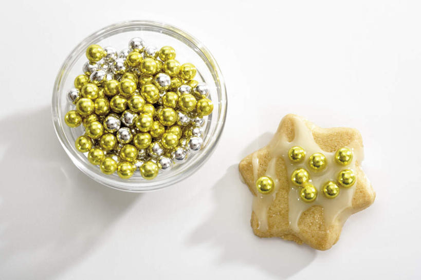 无人,横图,俯视,室内,特写,白天,白色背景,餐桌,桌子,玻璃,一堆,许多,堆叠,堆积,食品,糖,糖果,甜点,甜品,银色,食物,糕点,碗,饼干,甜食,零食,金色,摄影,影棚,餐台,堆,装饰饼干,糖珠,银珠糖,装饰糖,糖果珠,彩图,高角度拍摄,影棚拍摄,拍摄