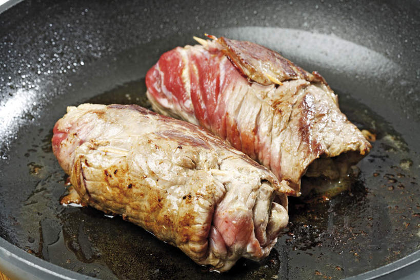 无人,横图,俯视,室内,特写,白天,烹饪,西餐,厨具,金属制品,金属,锅子,肉,油,牛肉,料理,食品,锅,菜肴,美食,肉类,食物,西式,佳肴,锅具,肉食,烹饪用具,肉卷,烹调用具,烹调,彩图,高角度拍摄