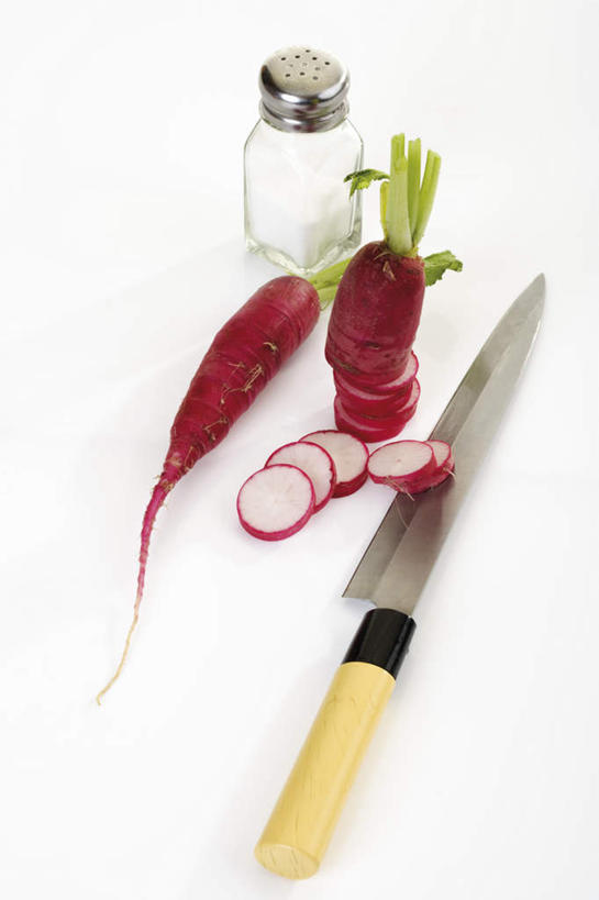 无人,竖图,俯视,室内,特写,白天,白色背景,萝卜,胡萝卜,蔬菜,叶子,玻璃,金属制品,一把,切片,新鲜,金属,工具,调料,食品,绿叶,刀具,调味品,调味料,调料瓶,玻璃制品,食物,玻璃瓶,瓶子,刀,嫩叶,摄影,有机食品,绿色食品,影棚,菜刀,广口瓶,切菜刀,叶,叶片,红萝卜,甘荀,彩图,高角度拍摄,影棚拍摄,拍摄