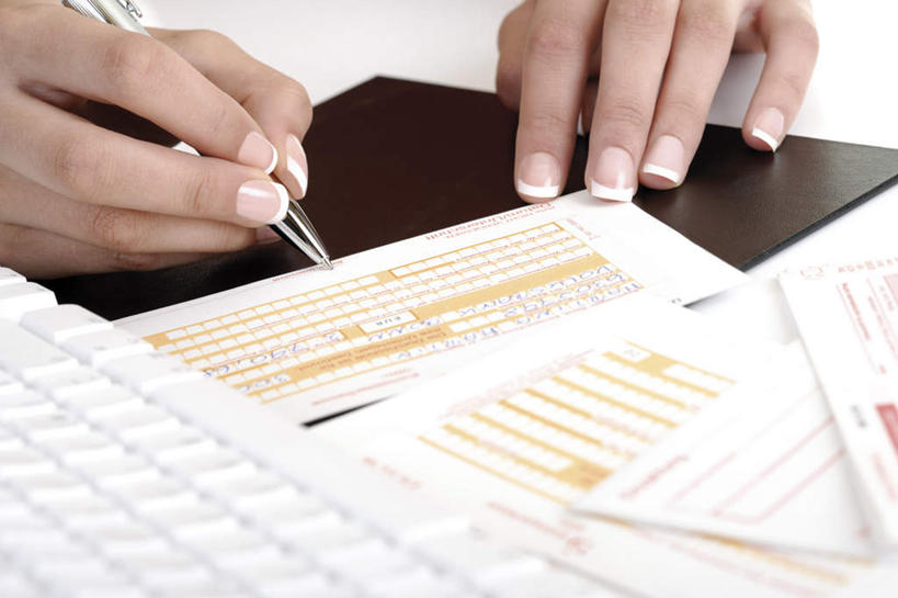 西方人,手,指甲,一个人,横图,俯视,室内,特写,白天,白色背景,欧洲,欧洲人,双手,仅一个年轻女性,仅一个女性,仅一个人,握,笔,表格,手部,握着,金融,摄影,影棚,经济,填写,流通,贸易,年轻女性,女人,女性,白种人,手指甲,半身,彩图,高角度拍摄,影棚拍摄,拍摄