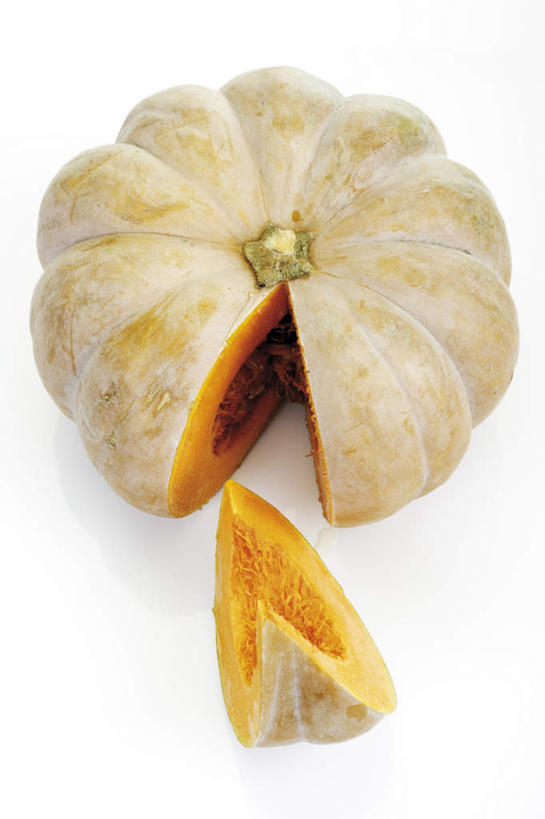 无人,竖图,俯视,室内,特写,白天,白色背景,南瓜,蔬菜,切片,新鲜,金瓜,食品,种子,番瓜,食物,摄影,有机食品,绿色食品,影棚,麦瓜,倭瓜,瓜瓤,彩图,高角度拍摄,影棚拍摄,拍摄