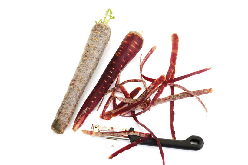 无人,横图,俯视,室内,特写,白天,白色背景,萝卜,胡萝卜,蔬菜,新鲜,食品,刀具,食物,剥皮,摄影,有机食品,绿色食品,影棚,剥皮器,红萝卜,甘荀,彩图,高角度拍摄,影棚拍摄,拍摄