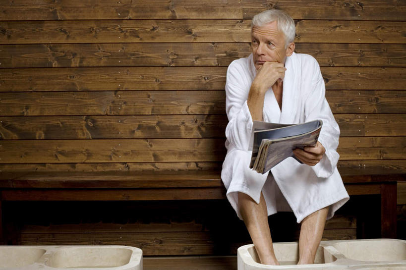 西方人,一个人,坐,横图,室内,白天,正面,浴袍,阅读,报纸,欧洲,欧洲人,仅一个男性,仅一个人,撑,学习,木质,木板,托腮,注视,观察,看,托,仅一个老年男性,浏览,SPA水疗,温泉浴场,观看,察看,关注,托下巴,脚盆,老年男性,男人,男性,白种人,矿泉疗养地,坐着,彩图,全身,汤帷子,浴衣,水疗