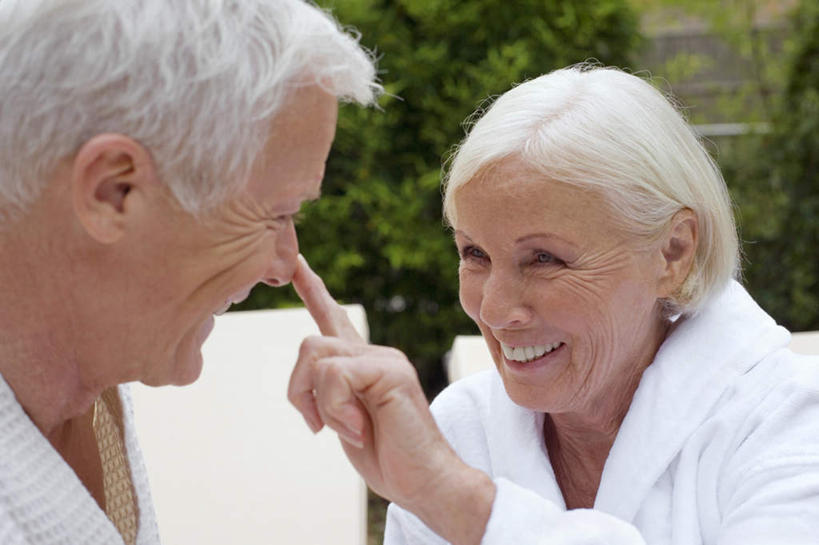 西方人,脸,头,脸颊,两个人,家庭,夫妻,坐,笑,微笑,露齿笑,横图,室外,特写,白天,正面,浴袍,爱情,旅游,度假,森林,树林,植物,欧洲,欧洲人,朦胧,模糊,点,浪漫,注视,娱乐,座椅,肩膀,树,树木,绿色,白色,自然,观察,看,享受,休闲,温暖,温馨,一家人,面对面,手指,恩爱,放松,恋人,观看,和睦,察看,关注,老年男性,老年女性,男人,男性,女人,女性,白种人,头部,脸部,脸蛋,面部,情侣,玩耍,坐着,半身,彩图,汤帷子,浴衣,伴侣,融洽