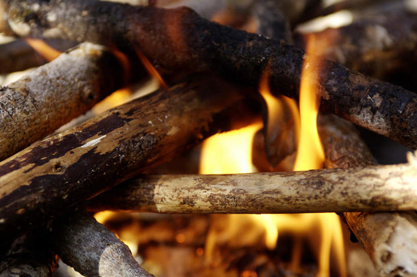 无人,横图,俯视,室外,特写,白天,一堆,许多,堆叠,堆积,朦胧,模糊,火焰,燃烧,木柴,堆,露营,野营,宿营,彩图,高角度拍摄