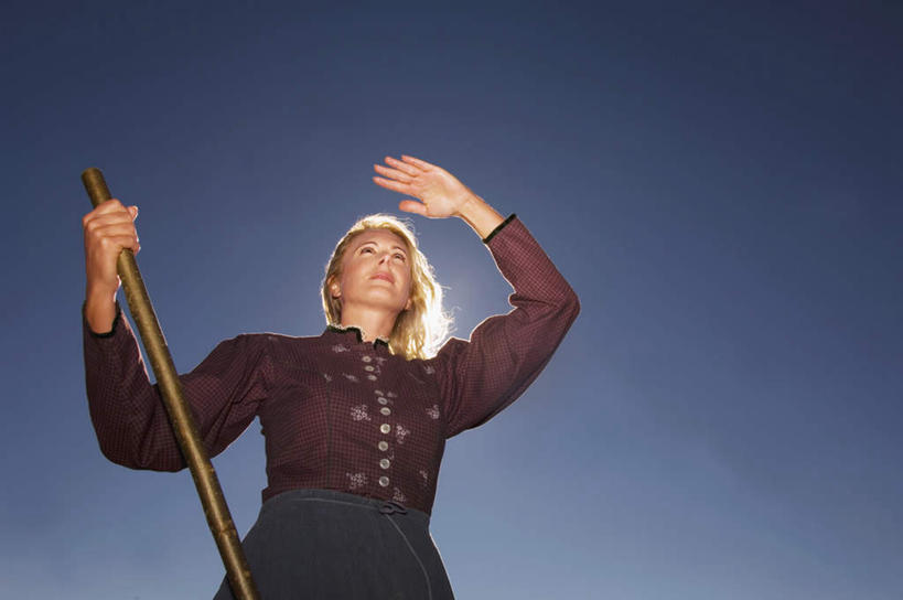 西方人,一个人,农民,站,横图,室外,白天,仰视,工作服,制服,欧洲,欧洲人,仅一个年轻女性,仅一个女性,仅一个人,远视,远眺,铲子,工具,拿,拿着,注视,蓝色,蓝天,天空,天,观察,看,站着,遮,晴朗,观看,察看,关注,万里无云,工作制服,年轻女性,女人,女性,白种人,晴空,晴空万里,佃农,农场主,农夫,农工,乡下人,小农,庄稼人,半身,彩图,低角度拍摄,工作套服