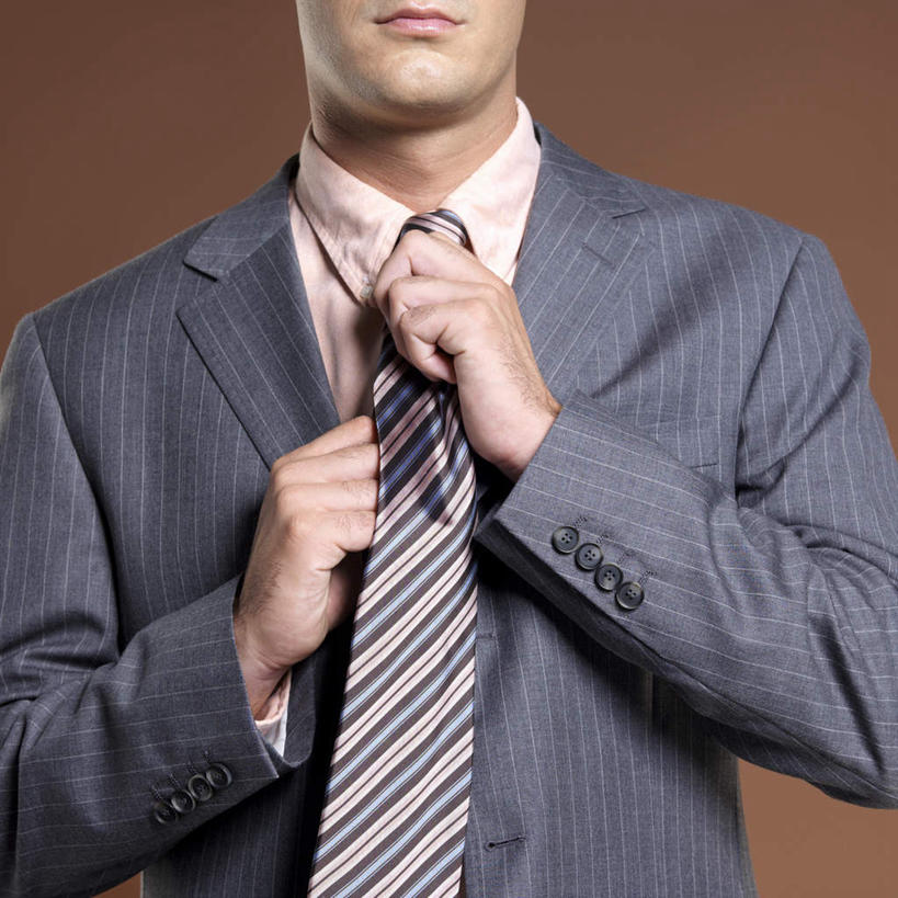 西方人,一个人,商务人士,商务男性,站,方图,室内,特写,白天,正面,衬衫,欧洲,欧洲人,仅一个男性,仅一个人,仅一个中年男性,握,套装,领带,拿,拿着,站着,握着,摄影,影棚,褐色背景,整理,象征,庄重,商务装,身份,收拾,工薪阶层,正式,地位,整顿,清算,男人,男性,中年男性,白种人,白领,上班族,站立,半身,彩图,影棚拍摄,衬衣,拍摄