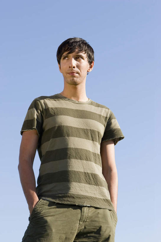 西方人,一个人,站,竖图,室外,白天,仰视,欧洲,欧洲人,仅一个男性,仅一个人,仅一个中年男性,阴影,服装,光线,影子,注视,休闲装,衣服,蓝色,蓝天,天空,阳光,天,观察,看,站着,休闲,休闲服,服饰,晴朗,观看,察看,双手插袋,关注,手插袋,万里无云,双手抄兜,双手放兜,男人,男性,中年男性,白种人,晴空,晴空万里,插兜,两手抄兜,两手放兜,手插兜,手放口袋,站立,半身,彩图,低角度拍摄,手抄兜