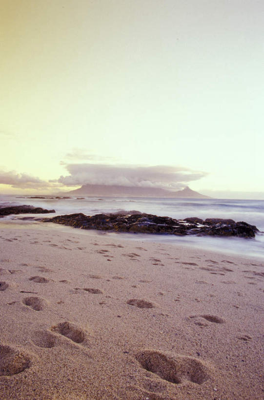 无人,竖图,室外,白天,正面,旅游,度假,海浪,海洋,美景,日落,沙滩,非洲,南非,脚印,沙子,海岸,景观,浪花,水平线,晚霞,霞光,落日,辽阔,海平线,沙地,首都,娱乐,自然,海水,黄昏,享受,休闲,广阔,景色,彩霞,放松,一望无际,足迹,自然风光,海景,开普敦,桌山,省会,行踪,脚迹,阿非利加洲,立法首都,南非共和国,西开普省,无边无际,一马平川,夕照,大海,风浪,海,海水的波动,海滩,近岸浪,涌浪,夕阳,彩图,水天相接,水天一线,斜阳