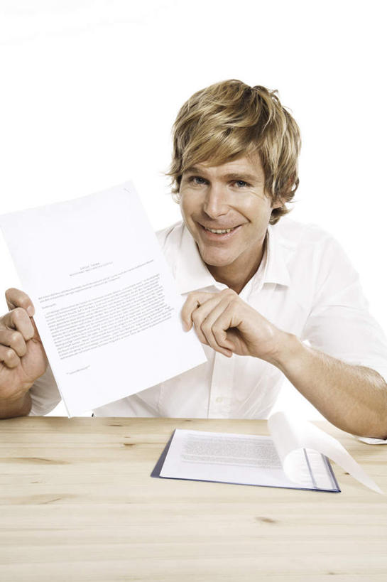 西方人,一个人,商务人士,商务男性,坐,竖图,室内,白天,白色背景,正面,衬衫,欧洲,欧洲人,仅一个男性,仅一个人,仅一个中年男性,握,套装,材料,档案,文件,纸,拿,拿着,注视,手稿,资料,观察,看,握着,摄影,影棚,观看,合同,证明,变更,察看,关注,文档,商务装,协议,工薪阶层,设立,终止,男人,男性,中年男性,白种人,白领,上班族,坐着,半身,彩图,影棚拍摄,衬衣,拍摄