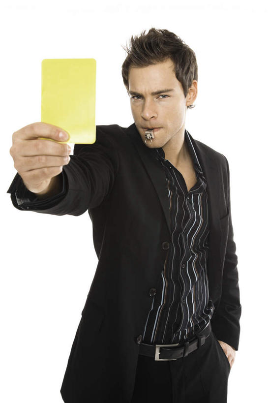 西方人,一个人,商务人士,商务男性,站,举,竖图,室内,白天,白色背景,正面,衬衫,比赛,欧洲,欧洲人,仅一个男性,仅一个人,咬,套装,传递,信息,哨子,黄牌,警告,注视,仅一个年轻男性,观察,看,托,站着,警示,联络,摄影,影棚,观看,禁止,声音,咬着,提醒,信号,察看,口哨,关注,提示,限制,集合,惩罚,商务装,手插袋,单手插袋,违规,工薪阶层,犯规,单手抄兜,单手放兜,召唤,传达,号令,讯号,危险,男人,男性,年轻男性,白种人,白领,上班族,插兜,举起,举手,举着,手插兜,手放口袋,向上举,向上伸,向上托,站立,半身,彩图,影棚拍摄,衬衣,拍摄,手抄兜