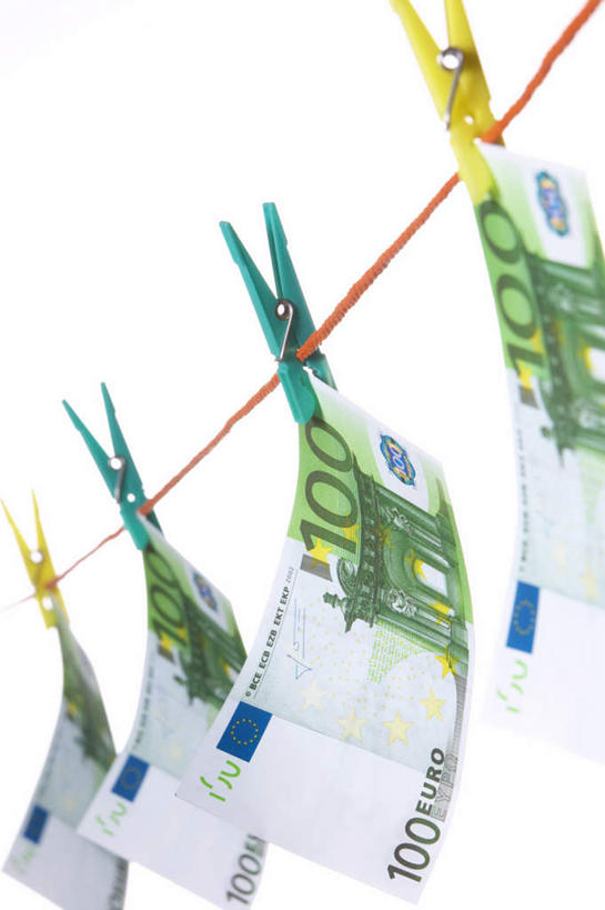 无人,竖图,室内,特写,白天,白色背景,仰视,商务,钱,静物,衣架,一排,晾晒,钱币,欧元,排列,钞票,金融,纸币,摄影,影棚,经济,队列,流通,纸钞,贸易,货币,现金,挂衣架,晾衣架,彩图,低角度拍摄,影棚拍摄,拍摄