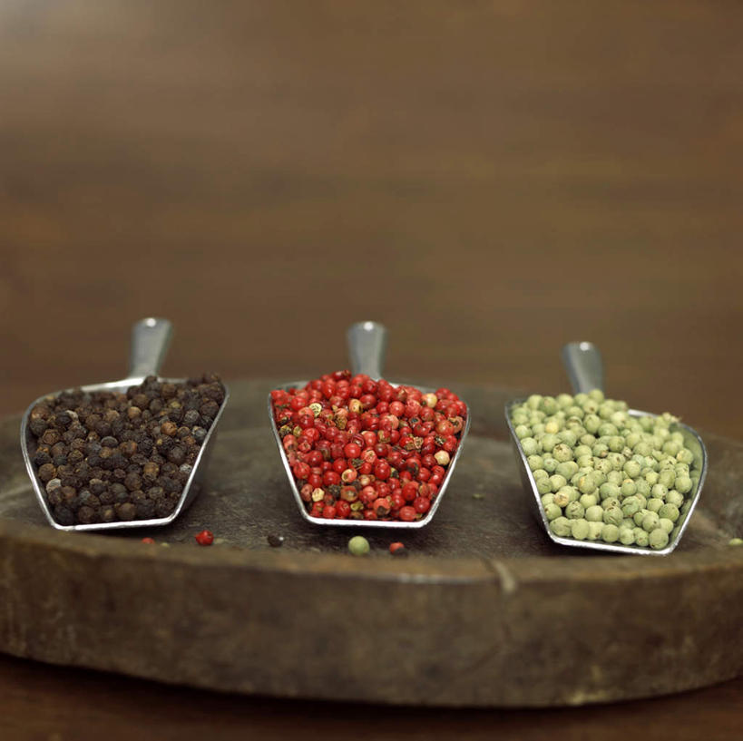 无人,横图,俯视,室内,特写,白天,桌面,桌子,一堆,一排,许多,堆叠,堆积,铲子,勺子,青椒,调料,调味,香料,佐料,案板,黑胡椒,调味品,很多,调味料,排列,红色,黑色,调羹,汤匙,堆,花椒,山椒,配料,队列,作料,大花椒,狗椒,红花椒,青花椒,蜀椒,香椒,胡椒,红椒,彩图,高角度拍摄