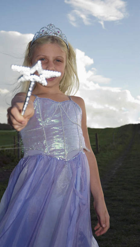 西方人,儿童,一个人,站,竖图,室外,白天,正面,纯洁,草地,草坪,森林,树林,植物,欧洲,欧洲人,仅一个女性,仅一个人,服装,云,云朵,拿,云彩,拿着,注视,草,树,树木,小孩,衣服,蓝色,绿色,白云,蓝天,天空,自然,天,观察,看,站着,仅一个小孩,可爱,童年,童趣,服饰,生长,晴朗,成长,观看,察看,衣着,穿着,关注,魔法棒,童真,烂漫,无邪,衣饰,天真,女孩,女人,女性,白种人,孩子,晴空,站立,半身,彩图,女生