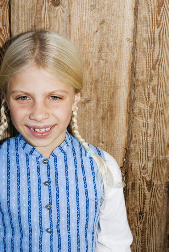 西方人,儿童,脸,头,脸颊,一个人,木屋,站,笑,微笑,竖图,室内,特写,白天,正面,纯洁,欧洲,欧洲人,仅一个女性,仅一个人,服装,墙,注视,肩膀,墙壁,墙面,小孩,衣服,观察,看,站着,仅一个小孩,可爱,童年,童趣,服饰,观看,察看,衣着,穿着,关注,童真,烂漫,无邪,衣饰,天真,女孩,女人,女性,白种人,孩子,头部,脸部,脸蛋,面部,站立,半身,彩图,茅舍,茅屋,棚屋,小木屋,小屋,女生