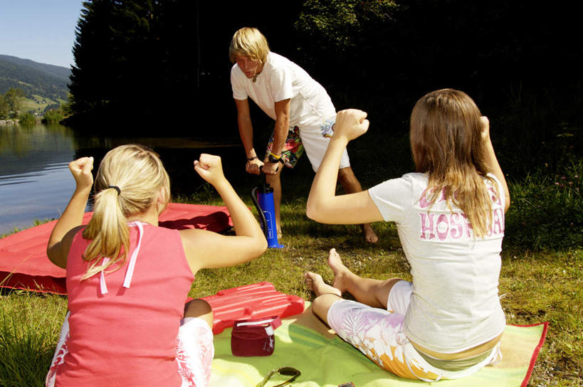 西方人,背部,三个人,伙伴,朋友,坐,笑,微笑,露齿笑,横图,室外,白天,正面,爱情,旅游,度假,友谊,草地,草坪,植物,欧洲,欧洲人,阴影,服装,光线,影子,浪漫,注视,娱乐,鼓励,设备,草,衣服,蓝色,绿色,蓝天,天空,阳光,天,观察,加油,看,手势,享受,休闲,温暖,温馨,打气筒,恩爱,放松,打气,恋人,充气,服饰,晴朗,观看,和睦,察看,衣着,穿着,关注,鼓舞,户外运动,装备,万里无云,衣饰,空气泵,设置,充气筒,友情,男人,男性,年轻男性,年轻女性,女人,女性,白种人,情侣,晴空,晴空万里,坐着,半身,彩图,伴侣,融洽