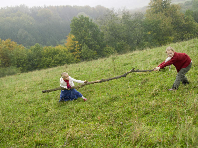 西方人,儿童,两个人,家庭,站,笑,微笑,露齿笑,横图,室外,白天,正面,纯洁,草地,树林,植物,欧洲,欧洲人,拉扯,服装,装饰,注视,草,树,树木,树枝,小孩,衣服,绿色,自然,围巾,观察,看,站着,温暖,温馨,一家人,可爱,童年,童趣,服饰,生长,成长,围脖,观看,保暖,华丽,点缀,和睦,察看,衣着,御寒,穿着,关注,童真,烂漫,无邪,衬托,美观,雅致,雅观,衣饰,天真,女孩,女人,女性,白种人,玩耍,站立,彩图,全身,融洽,女生