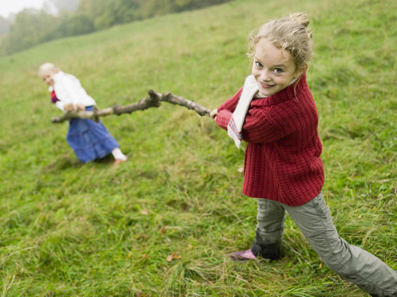 西方人,儿童,两个人,家庭,站,笑,微笑,露齿笑,横图,室外,白天,正面,纯洁,草地,树林,植物,欧洲,欧洲人,拉扯,服装,装饰,注视,草,树,树木,树枝,小孩,衣服,绿色,自然,围巾,观察,看,站着,温暖,温馨,一家人,可爱,童年,童趣,服饰,生长,成长,围脖,观看,保暖,华丽,点缀,和睦,察看,衣着,御寒,穿着,关注,童真,烂漫,无邪,衬托,美观,雅致,雅观,衣饰,天真,女孩,女人,女性,白种人,玩耍,站立,半身,彩图,融洽,女生