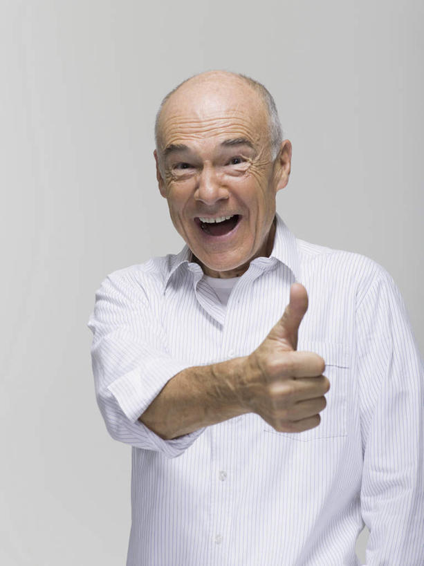 西方人,秃头,一个人,站,笑,微笑,露齿笑,竖图,室内,白天,正面,衬衫,智慧,欧洲,欧洲人,仅一个男性,仅一个人,灰色背景,突出,注视,称赞,表扬,白色,观察,看,手势,站着,仅一个老年男性,竖,摄影,影棚,观看,翘,高,察看,夸奖,优秀,关注,好,妙,顺利,出色,超群,杰出,卓越,奇妙,聪明,老年男性,男人,男性,白种人,大拇指,站立,半身,彩图,影棚拍摄,衬衣,拍摄