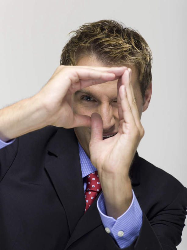 西方人,脸,头,脸颊,手,一个人,商务人士,商务男性,站,笑,微笑,露齿笑,竖图,室内,特写,白天,正面,衬衫,西装,欧洲,欧洲人,双手,仅一个男性,仅一个人,灰色背景,套装,正装,测量,领带,注视,职业装,肩膀,仅一个年轻男性,观察,看,手势,站着,手部,竖,摄影,影棚,观看,翘,察看,食指,关注,商务装,尺寸,工薪阶层,丈量,数量,男人,男性,年轻男性,白种人,大拇指,头部,脸部,脸蛋,面部,白领,上班族,站立,半身,彩图,影棚拍摄,衬衣,拍摄