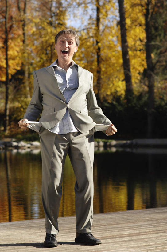 西方人,一个人,站,笑,微笑,露齿笑,竖图,室外,白天,正面,西装,河流,水,植物,欧洲,欧洲人,仅一个男性,仅一个人,握,套装,正装,河水,水流,拿,拿着,注视,职业装,树,树木,仅一个年轻男性,绿色,自然,观察,看,站着,握着,生长,成长,观看,察看,双手插袋,关注,手插袋,双手抄兜,双手放兜,男人,男性,年轻男性,白种人,插兜,两手抄兜,两手放兜,手插兜,手放口袋,站立,彩图,全身,手抄兜