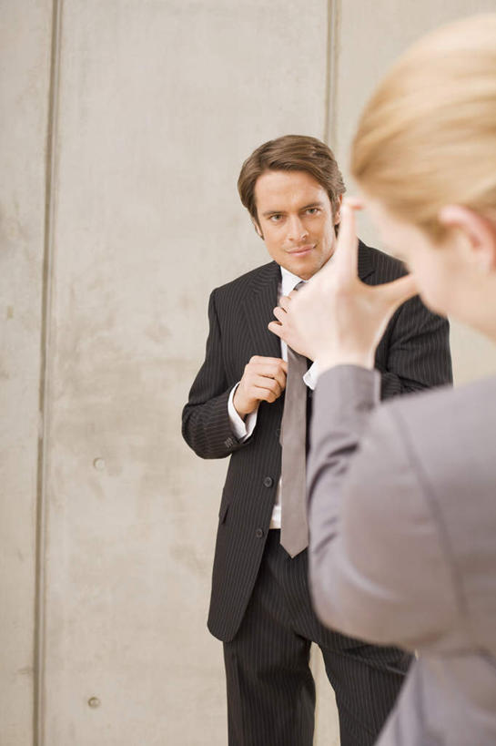 西方人,背部,两个人,伙伴,朋友,商务人士,商务男性,商务女性,站,笑,微笑,露齿笑,竖图,室内,白天,正面,衬衫,友谊,合作,团队,欧洲,欧洲人,套装,测量,注视,观察,看,手势,站着,竖,战略,观看,翘,察看,食指,关注,商务装,尺寸,工薪阶层,联合,合谋,丈量,数量,配合,协作,男人,男性,年轻男性,年轻女性,女人,女性,白种人,大拇指,白领,上班族,站立,半身,彩图,衬衣