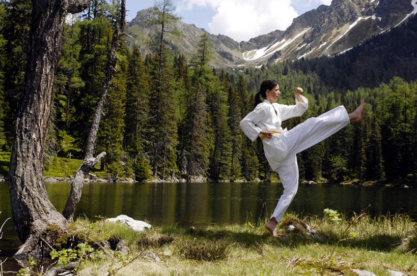 西方人,一个人,站,横图,室外,白天,侧面,锻炼,运动,武术,草地,草坪,森林,山,山脉,树林,植物,欧洲,欧洲人,仅一个年轻女性,仅一个女性,仅一个人,阴影,服装,影子,山峰,云,云朵,山峦,云彩,注视,草,树,树木,衣服,蓝色,绿色,白色,白云,蓝天,天空,自然,群山,天,观察,看,站着,服饰,晴朗,观看,察看,衣着,穿着,关注,衣饰,技击,体育,年轻女性,女人,女性,白种人,晴空,站立,彩图,全身,健身,练功服