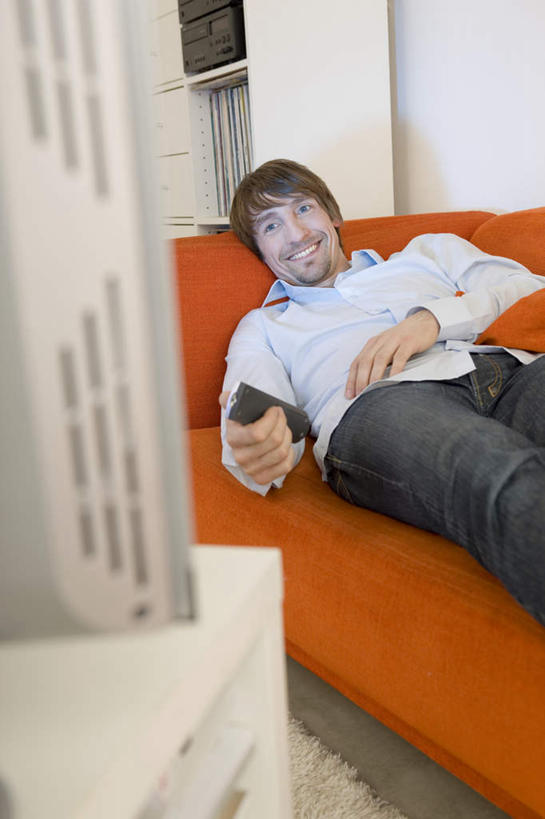 西方人,一个人,坐,躺,笑,微笑,露齿笑,竖图,室内,白天,正面,沙发,电视,欧洲,欧洲人,仅一个男性,仅一个人,服装,环保,拿,拿着,注视,休闲装,仅一个年轻男性,衣服,绿色,遥控器,液晶电视,观察,看,休闲,休闲服,橙色,清晰,服饰,轻薄,能源,观看,回收,资源,察看,操作,关注,彩电,布艺沙发,利用,便携,低碳,循环,彩色电视机,持续,卧着,按键,男人,男性,年轻男性,白种人,电视机,躺着,卧,半身,彩图,高清