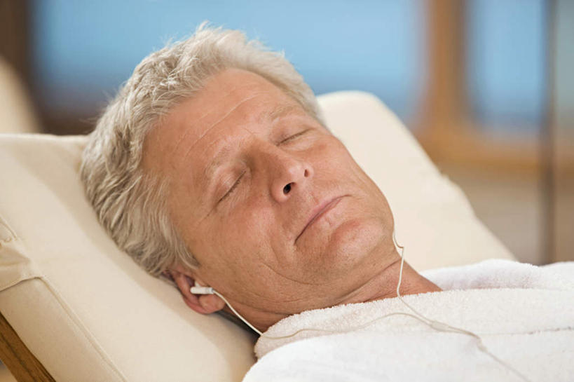 西方人,脸,头,脸颊,一个人,躺,闭眼,横图,室内,特写,白天,正面,浴袍,按摩,陶醉,快乐,椅子,欧洲,欧洲人,仅一个男性,仅一个人,朦胧,模糊,躺椅,音乐,音乐播放器,肩膀,仅一个老年男性,享受,SPA水疗,温泉浴场,沙滩椅,MP4播放器,卧着,老年男性,男人,男性,白种人,头部,脸部,脸蛋,面部,矿泉疗养地,闭眼睛,闭着眼,闭着眼睛,躺着,卧,半身,彩图,汤帷子,浴衣,水疗,播放器,沉醉